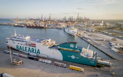 Baleària amplía su colaboración con Correos para cubrir servicios de transporte marítimo
