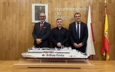 Brittany Ferries obsequia réplica del «Santoña» al alcalde del municipio cántabro