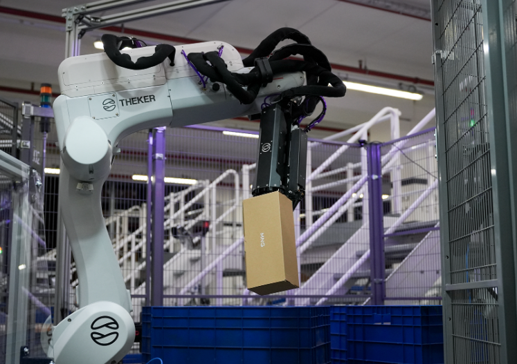 Mango colabora con Theker para desarrollar proyectos de robotización en su centro logístico