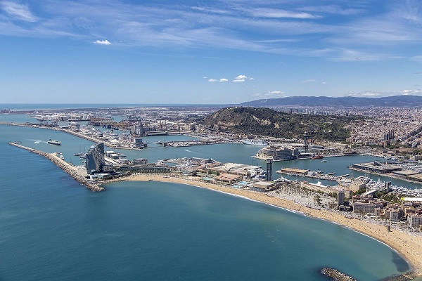 El Port de Barcelona crece un 1,5% hasta agosto gracias al impulso de los graneles